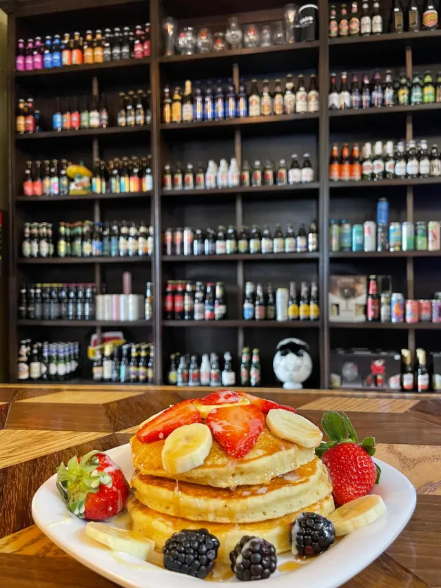 Hot cakes con fresas, plátano y zarzamoras