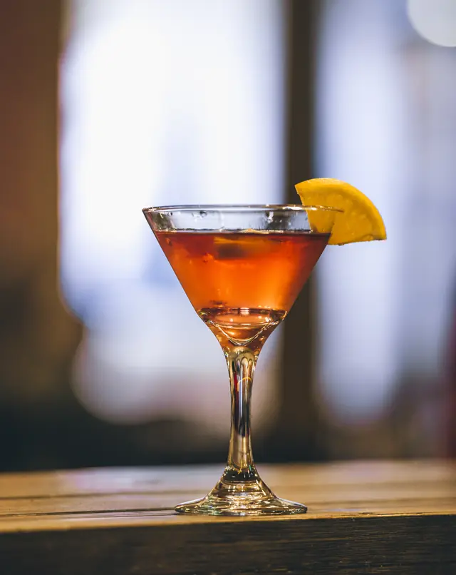 Martini con twist de naranja sobre la barra