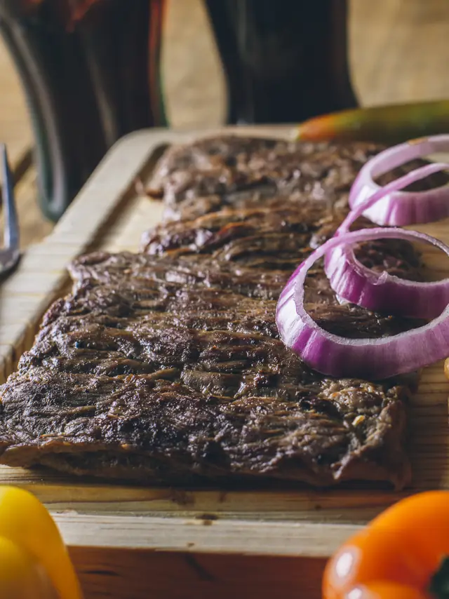 Corte de arrachera con cebolla morada y papas
