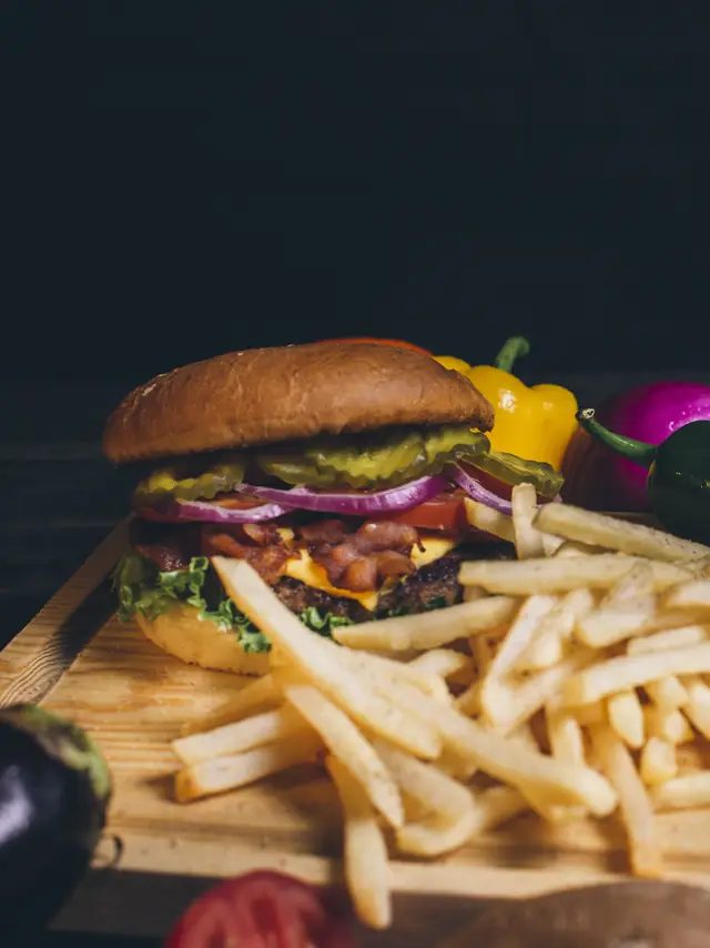 Hamburguesa con tocino y papas fritas