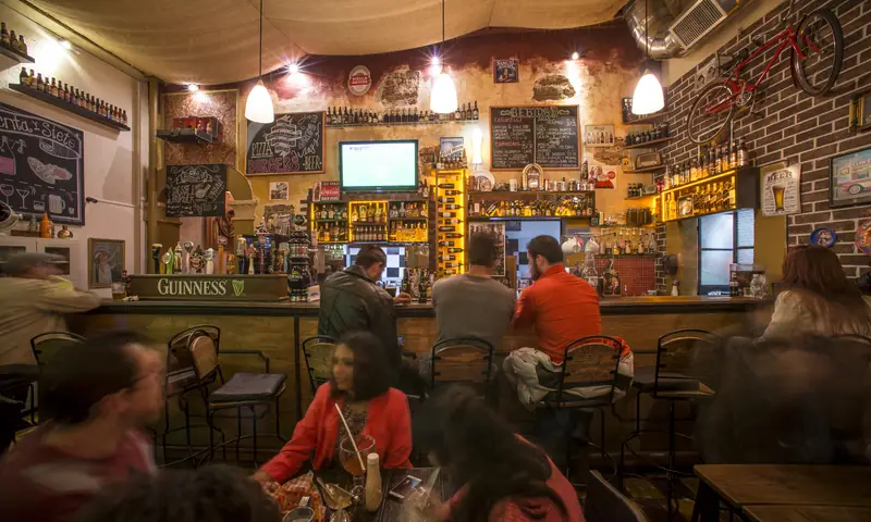 La barra de Bistro 77 llena de gente